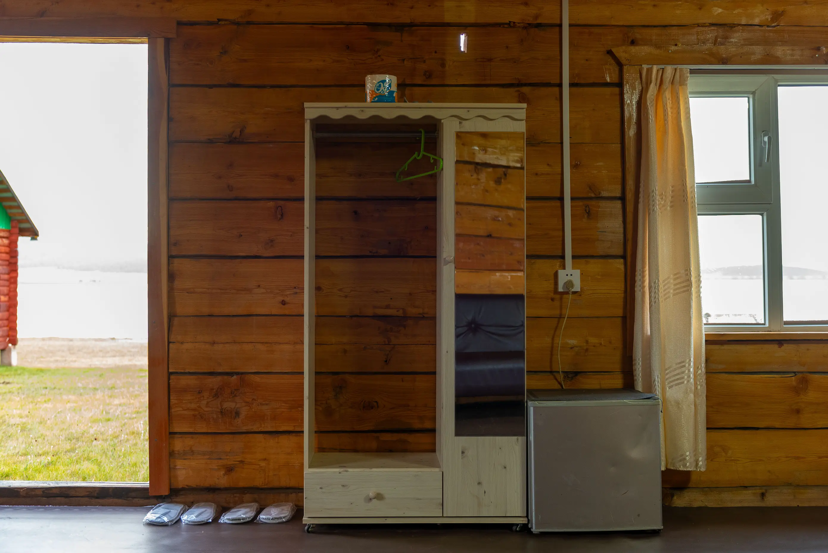 rooms — lakeside cabin — 03