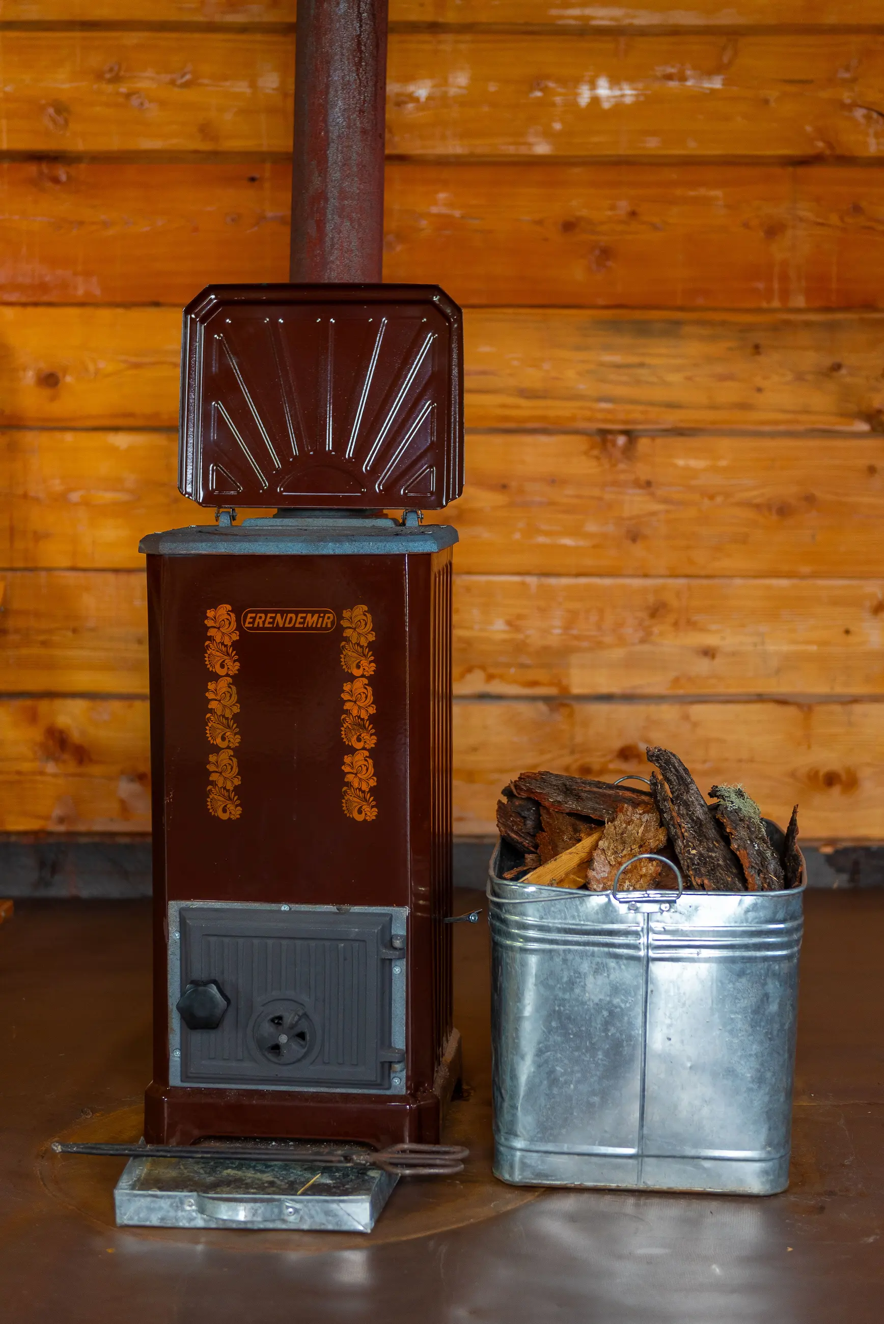 rooms — lakeside cabin — 04